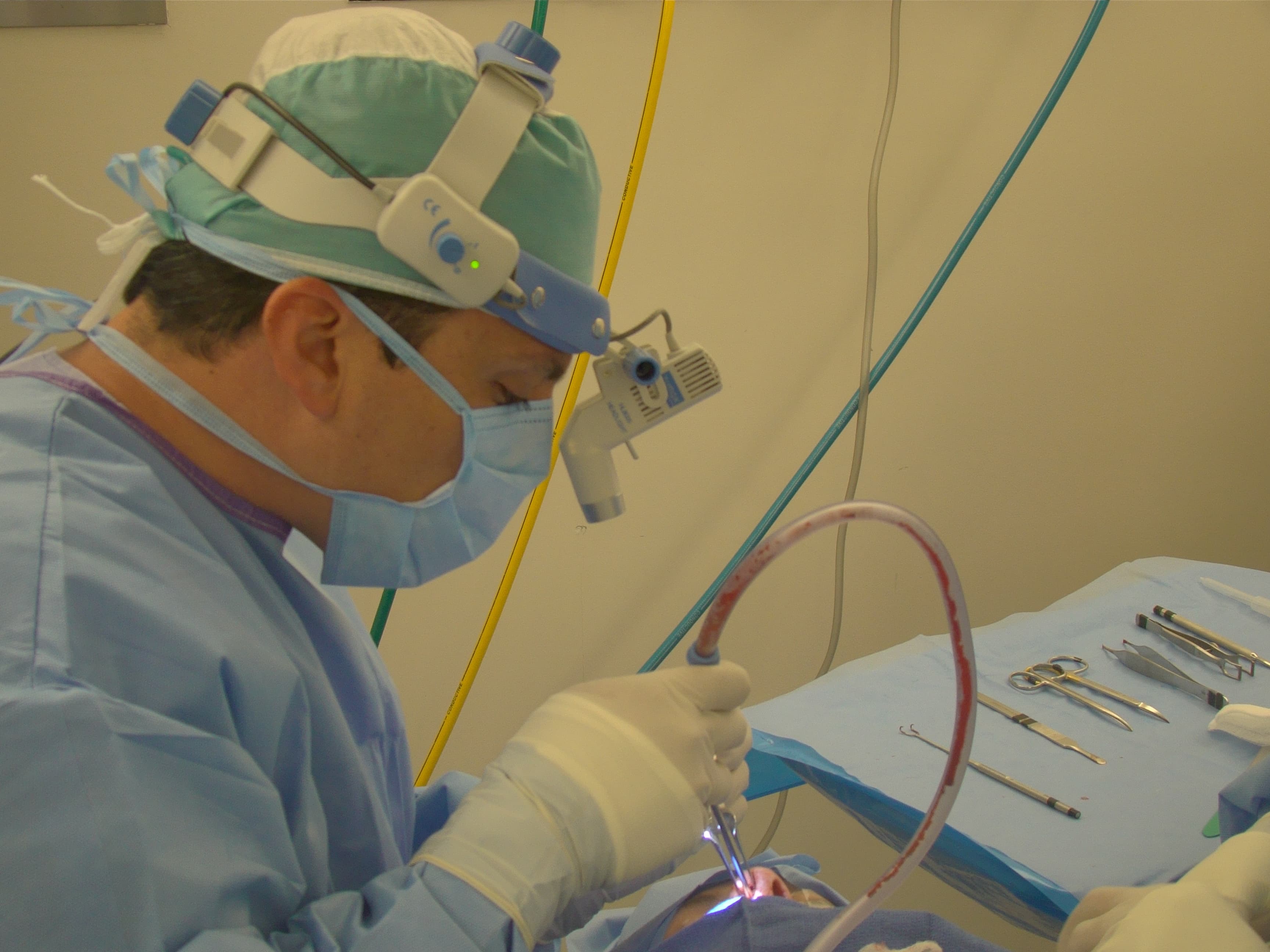 Equipo médico en procedimiento