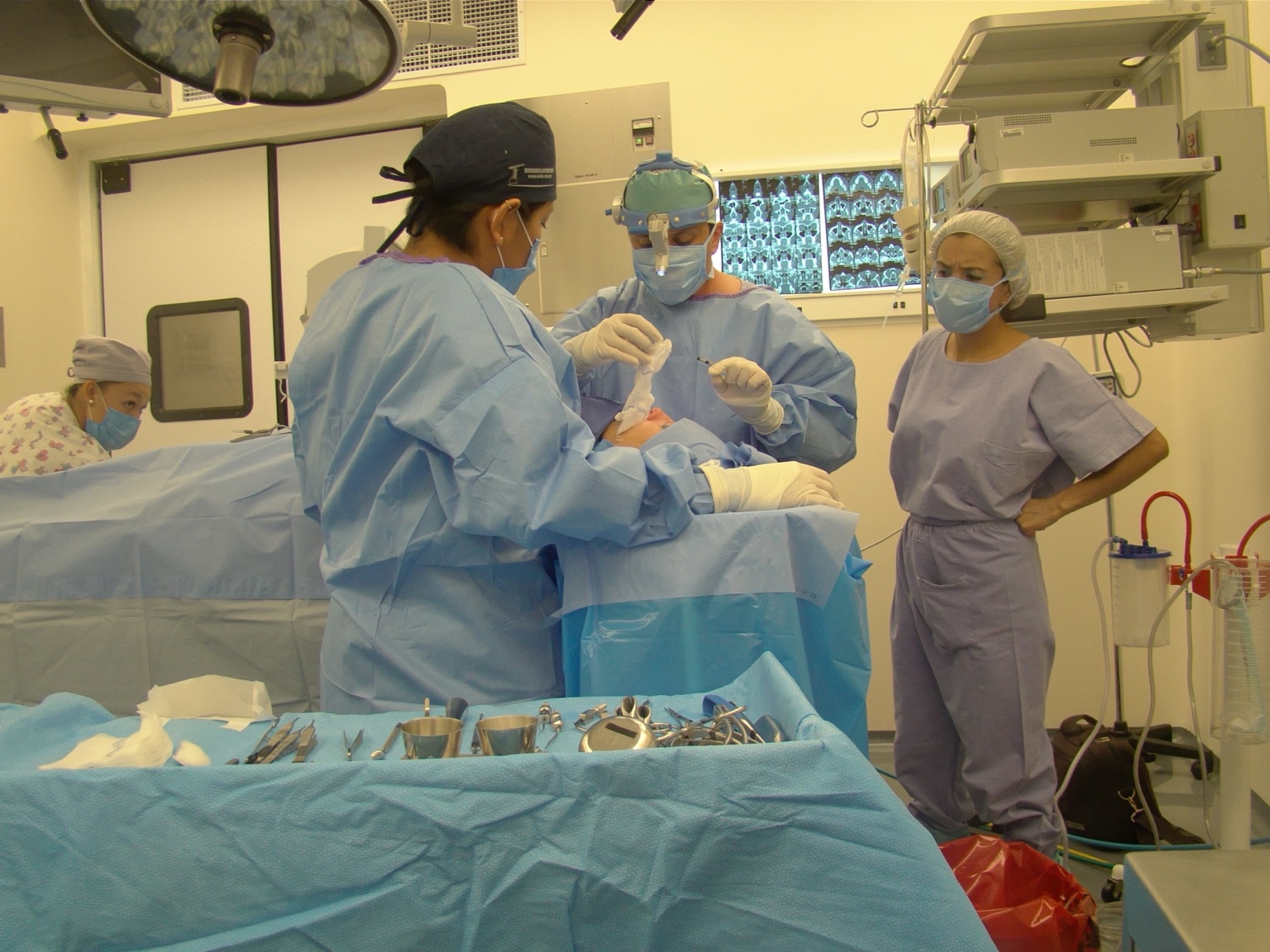 Equipo médico en sala de cirugía